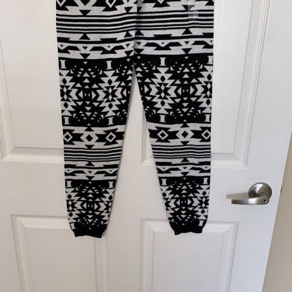 SO® Medium Black White Aztec High-Rise Sweater Leggings Juniors New - Picture 7 of 13